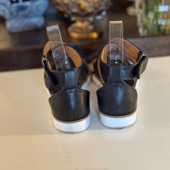 🖤 SOFFT BLACK LEATHER SANDALS! - Picture 6 of 9